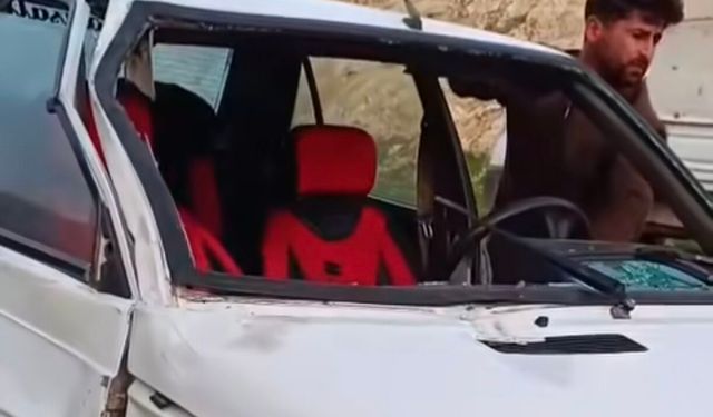 Akçakale-Ceylanpınar Yolunda Feci Kaza: Otomobil Eşeğe Çarptı, 3 Yaralı