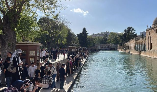 Balıklıgöl’e 23 Nisan Akını: Adım Atacak Yer Kalmadı!