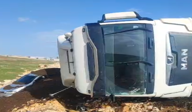 Suruç Yolunda Feci Kaza: Tır Otomobilin Üzerine Devrildi!