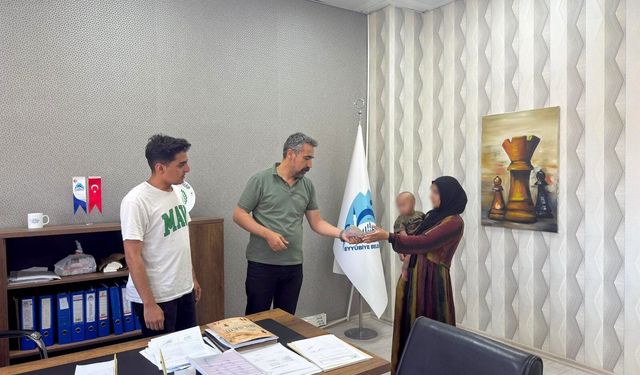 Şanlıurfa’da Dürüstlük Dersi! Bulduğu Parayı Yetkililere Verdi
