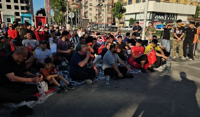 Türkiye-Avustralya Maçını Şanlıurfalılar Dev Ekranda izledi