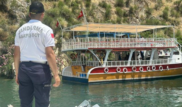Halfeti’de Arızalanan Tur Teknesindeki Yolcuları Jandarma Kurtardı