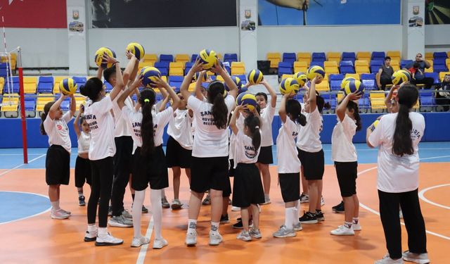Kız Çocuklarından Voleybol Kursuna Yoğun İlgi