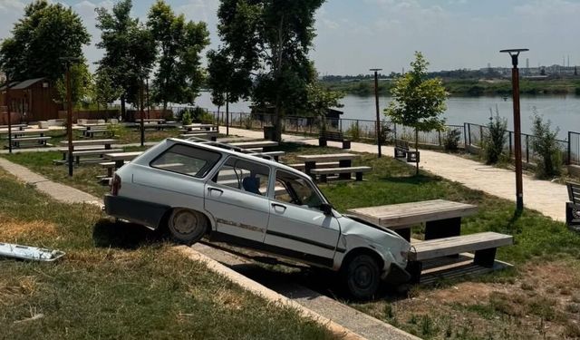 Birecik’te Feci Kaza! Otomobil Şarampole Uçtu, 2 Kişi Yaralandı