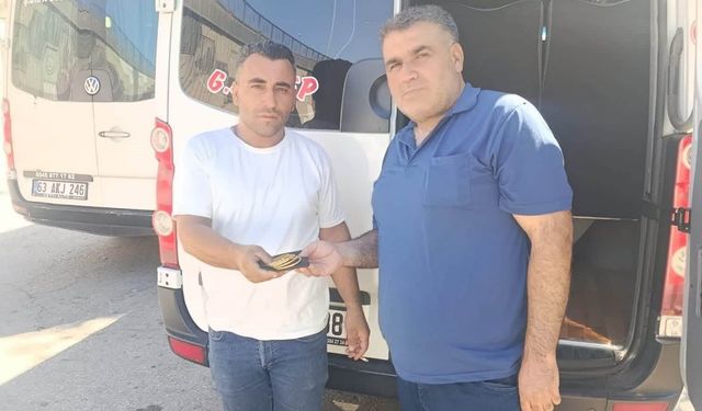 Şanlıurfa’da Dolmuşta Unutulan 800 Bin TL'lik Altınları Sahibine Ulaştırdı!