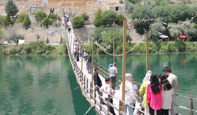 Kavurucu Sıcağa Aldırmadılar! Turistler Halfeti’ye Akın Etti