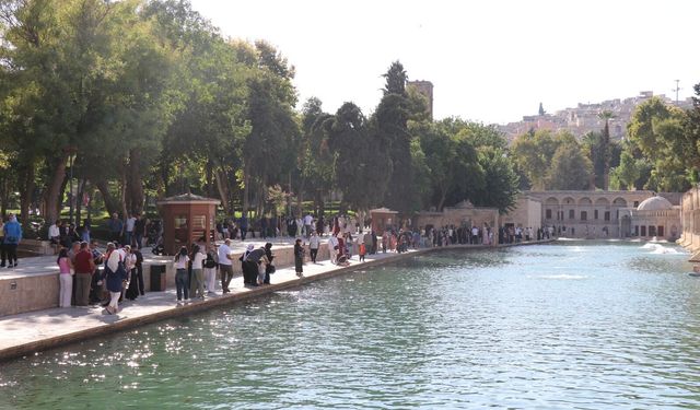 Balıklıgöl’de adım atacak yer kalmadı! Yerli turistler akın etti