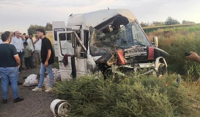 Akçakale’de minibüs sulama kanalına devrildi: 15 yaralı
