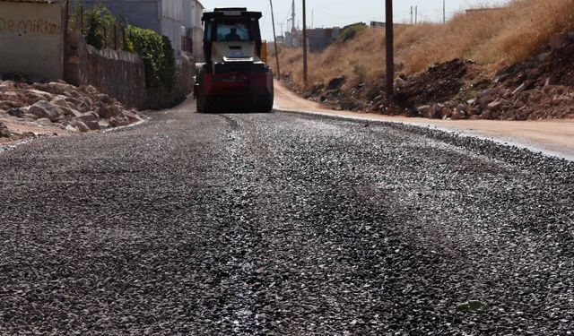 Haliliye’de Yol Çalışmaları Sürüyor: Sırrın Mahallesi’nde Asfalt Mesaisi