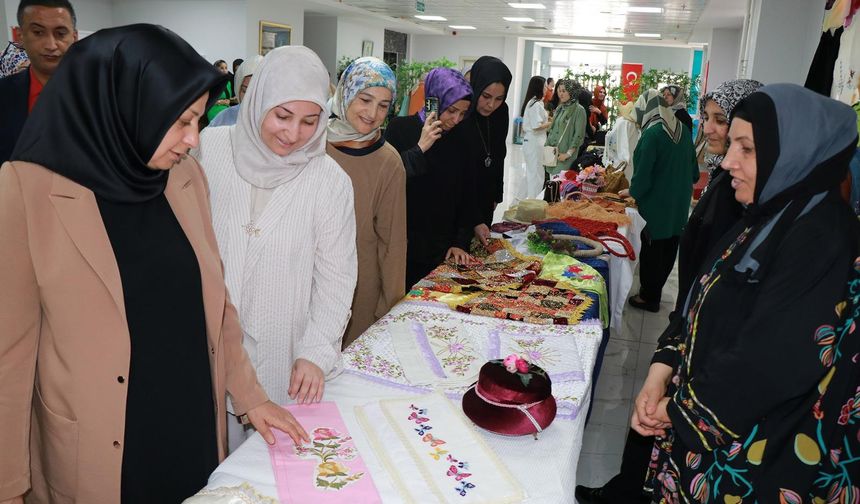 Haliliye Belediyesi İle Üreten Kadınların El Emekleri Sergilendi