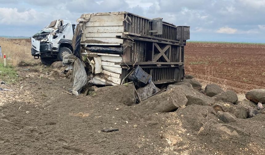 Şanlıurfa’da kum yüklü kamyon devrildi, 1 ayarlı