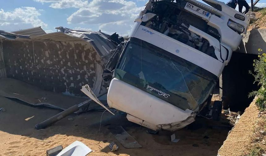 Şanlıurfa'da arpa yüklü tır devrildi, 1 yaralı