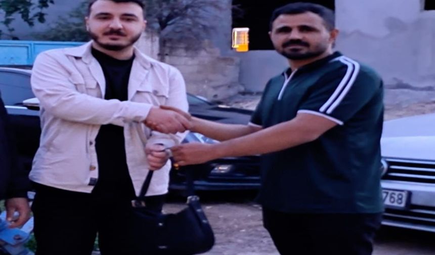 Suruçlu Esnaftan Örnek Davranış: Çantayı Sahibine Teslim Etti