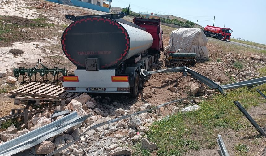 Şanlıurfa’da Akaryakıt Yüklü Tır Bariyerleri Aştı