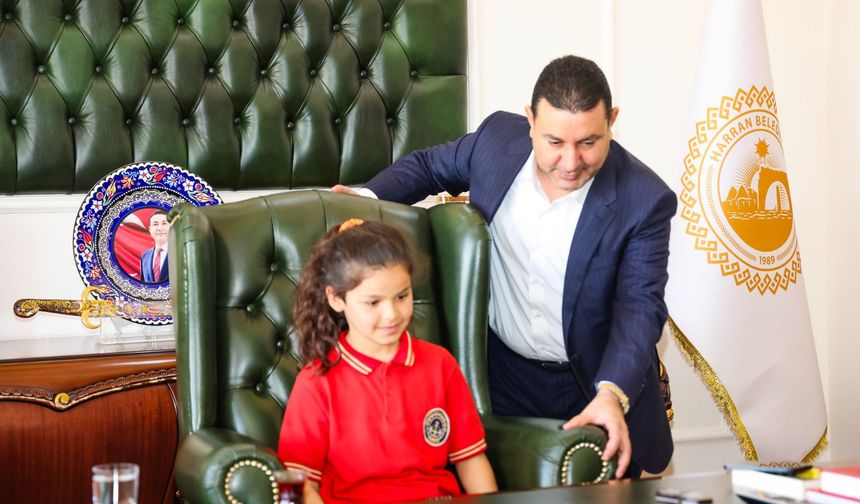 Başkan Özyavuz Koltuğunu Minik Zeynep'e Devretti