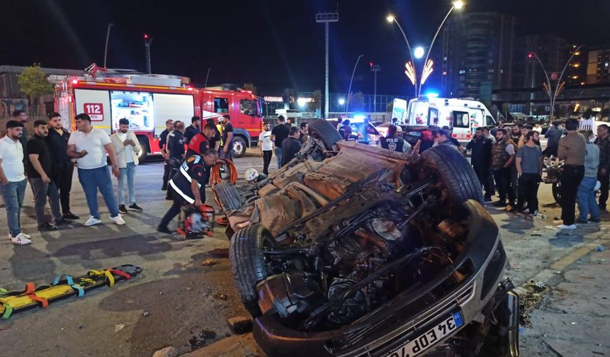 Şanlıurfa’da otomobilin park halindeki 3 araca çarptı, 2 ölü, 1 yaralı