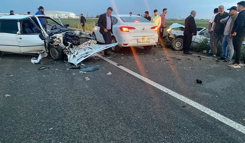 Şanlıurfa'da  iki otomobil kafa kafaya çarpıştı
