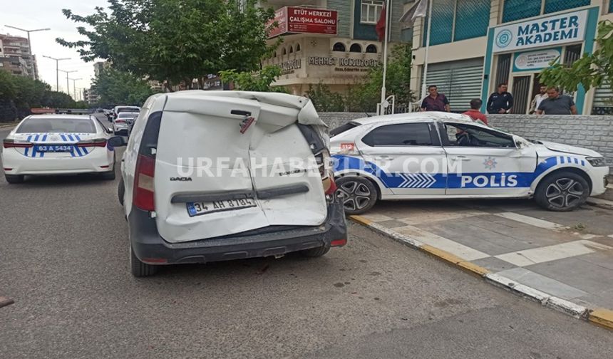 Karaköprü'de  Polis Aracı ile Hafif Ticari Araç Çarpıştı: 2 Yaralı