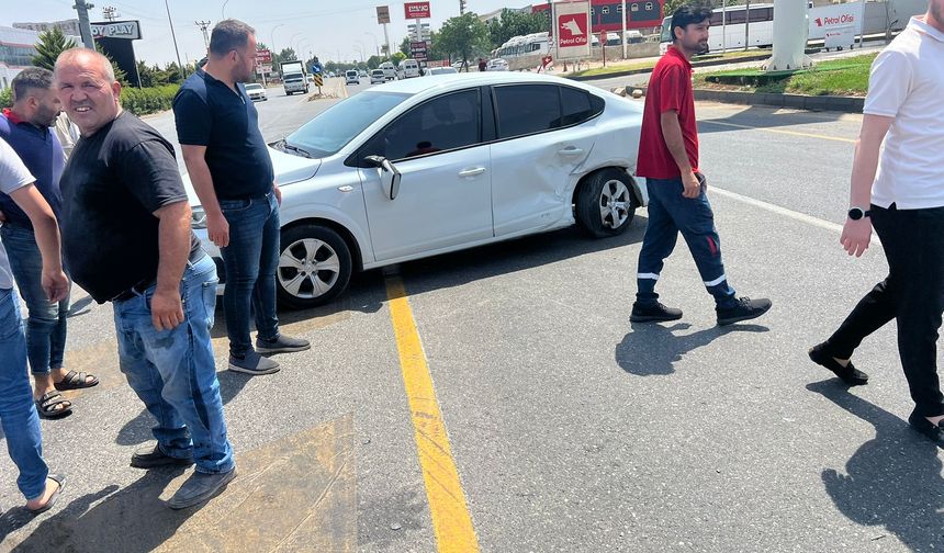 Şanlıurfa'da İki Otomobil Çarpıştı: 2 Kişi Hafif Yaralandı