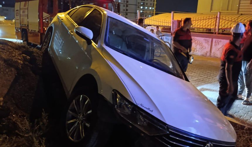Haliliye'de otomobil araziye uçtu