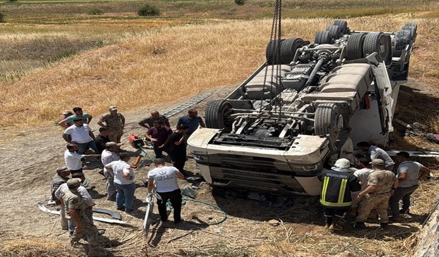 Bozova’da Kum Yüklü Tır Şarampole Devrildi: 2 Yaralı