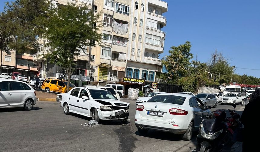 Şanlıurfa’da İki Otomobil Kafa Kafaya Çarpıştı!