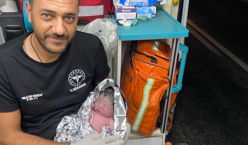 Ambulansın İçinde Bir Mucize: Akçakale’de Yolda Doğum!