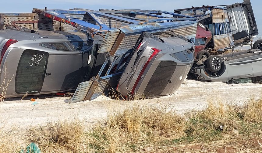 Şanlıurfa’da Sıfır Araç Yüklü TIR Devrildi