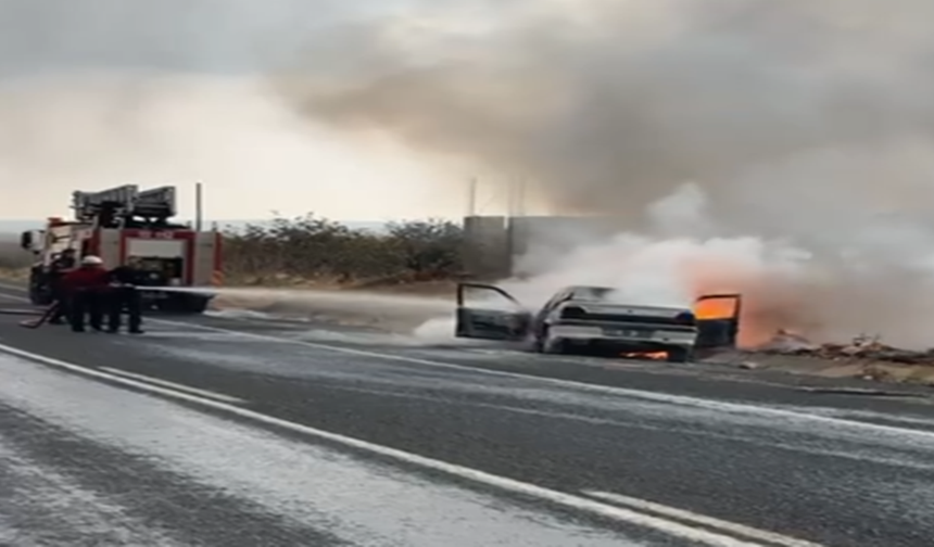 Halfeti’de Seyir Halindeki Otomobil Alev Aldı