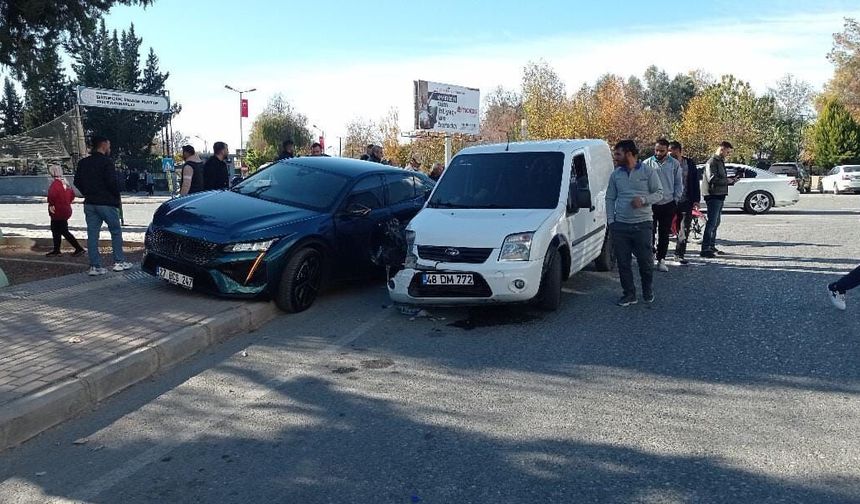 Birecik'te İki Araç Çarpıştı