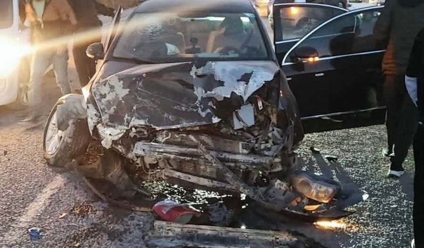 Akçakale'de iki otomobil çarpıştı, 8 yaralı