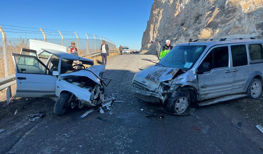 Birecik’te otomobil ile hafif ticari araç çarpıştı, 3 yaralı