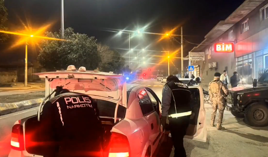 Şanlıurfa Polisi Sahada: Silah, Uyuşturucu ve Çalıntı Araç Ele Geçirildi