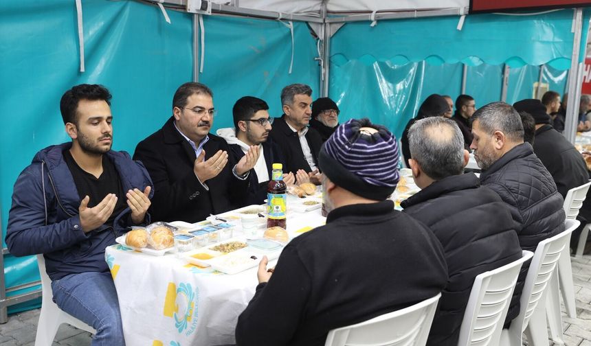 Başkan Canpolat Ve Günbegi, İftar Sofrasında Vatandaşlarla Buluştu