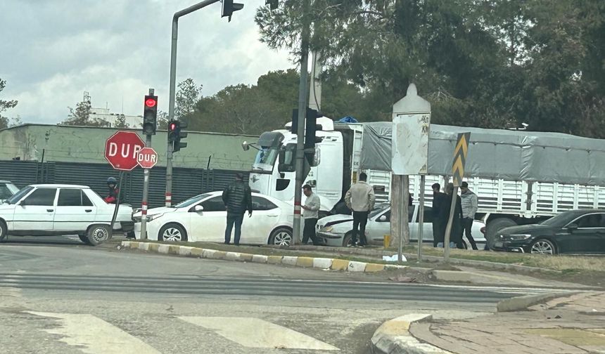 Viranşehir’de Zincirleme Trafik Kazası: 3 Araç Birbirine Girdi