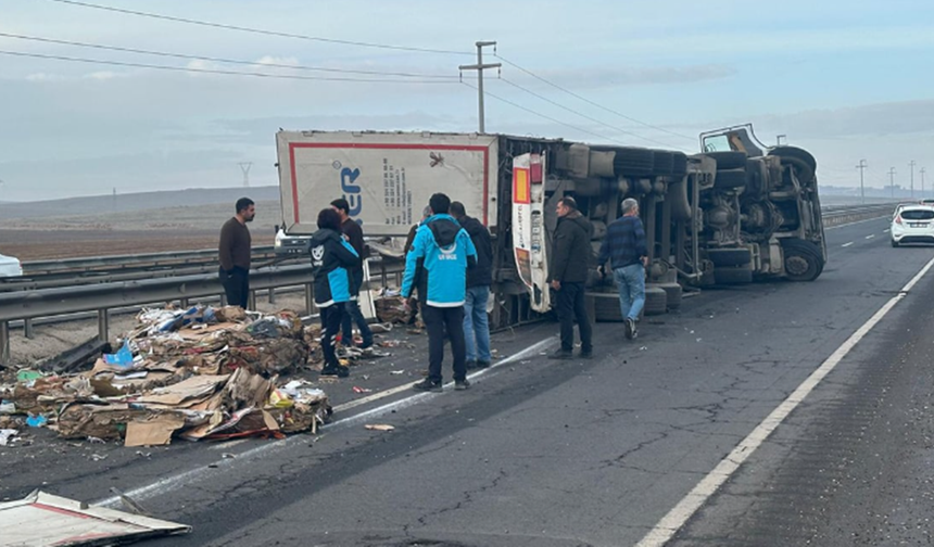 Şanlıurfa’da Tır Devrildi, Atıklar Yola Saçıldı