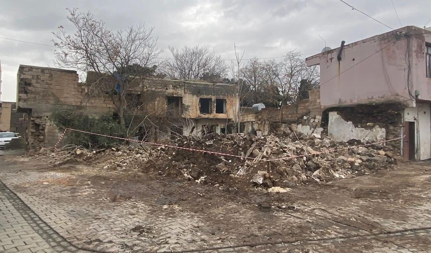Viranşehir’de Tehlike Arz Eden Metruk Yapılar Yıkılıyor