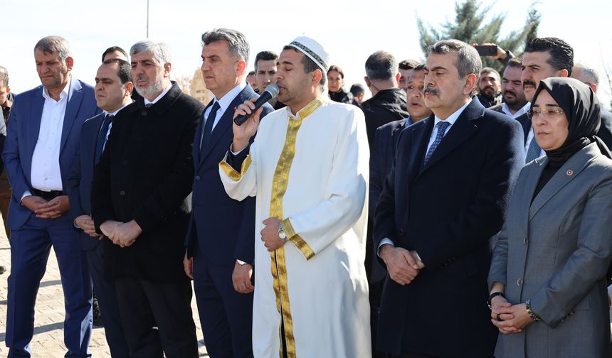 Bakan Tekin’den Şanlıurfa’da Deprem Şehitlerine Karanfil