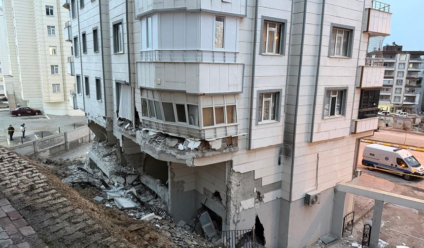 Şanlıurfa'da binanın istinat duvarı çöktü