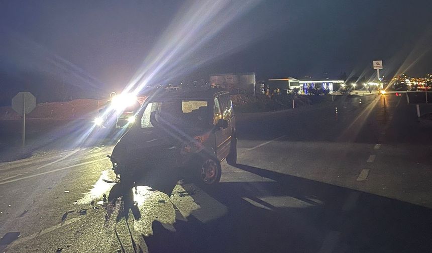 Şanlıurfa’da Otomobil ve Ticari Araç Çarpıştı, 2 Yaralı