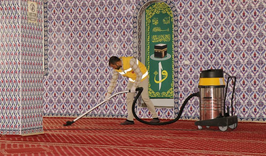 Haliliye'de Ramazan öncesi camilerde temizlik seferberliği