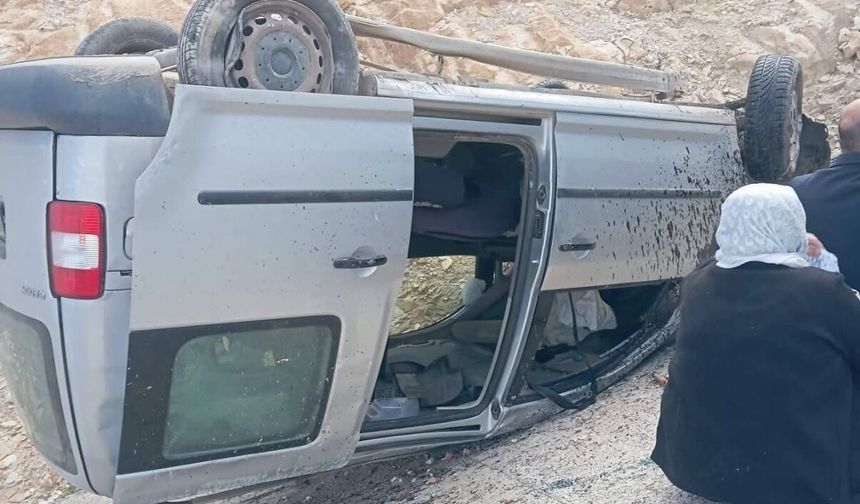 Birecik'te araç takla attı, 2 yaralı