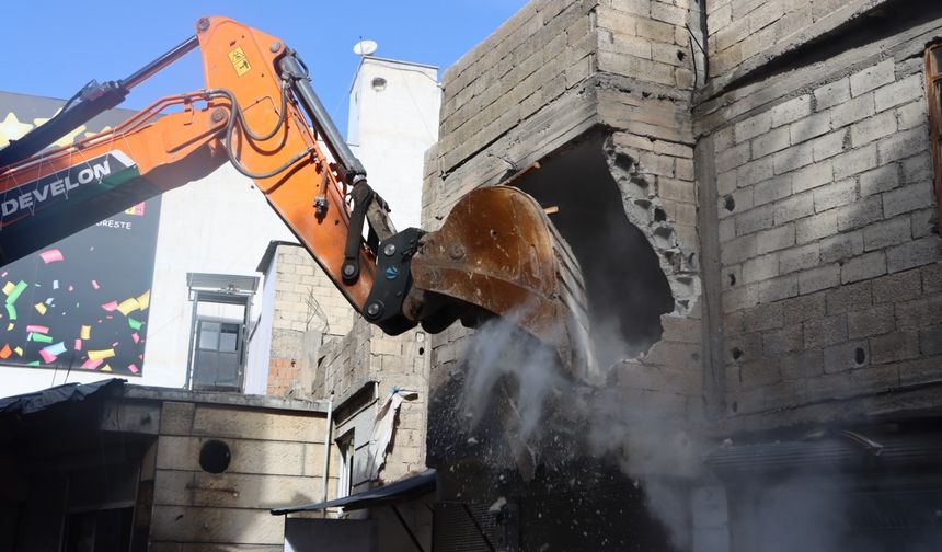 Büyükşehir’den 40 Yıllık Trafik Sorununa Neşter