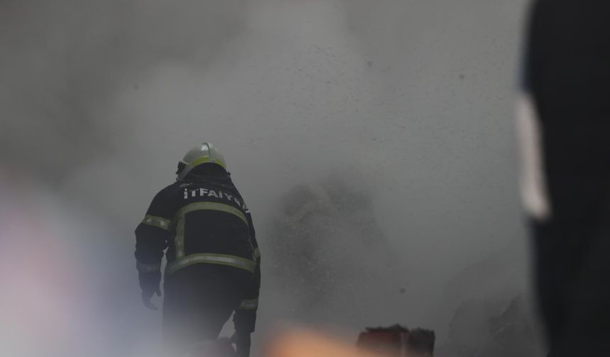 Şanlıurfa Evren Sanayi Sitesinde Yangın: Depo Küle Döndü