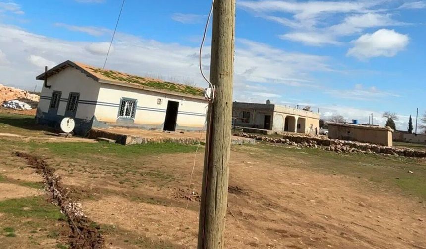 Direği Oyup Kaçak Hat Çektiler