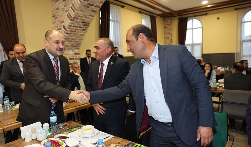 Başkan Gülpınar, İlçe Belediye Başkanları ve meclis üyeleriyle iftarda buluştu