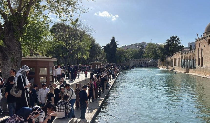 Balıklıgöl’e 23 Nisan Akını: Adım Atacak Yer Kalmadı!