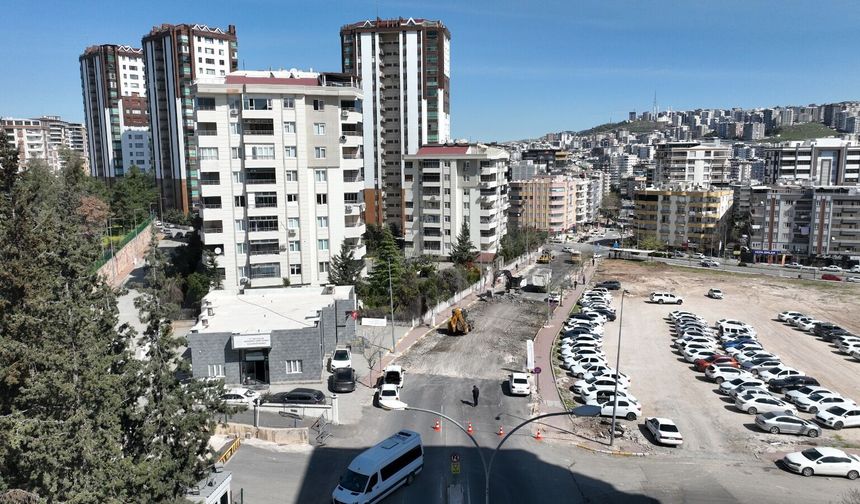 Mustafa Direkli Caddesi Sıcak Asfaltla Yenileniyor