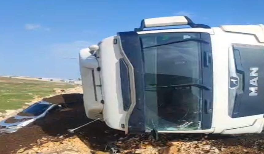 Suruç Yolunda Feci Kaza: Tır Otomobilin Üzerine Devrildi!