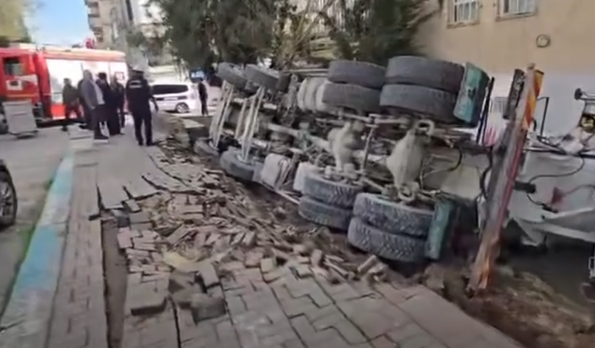 Şanlıurfa’da Korku Dolu Anlar: Tonlarca Ağırlık Duvarı Çökertti